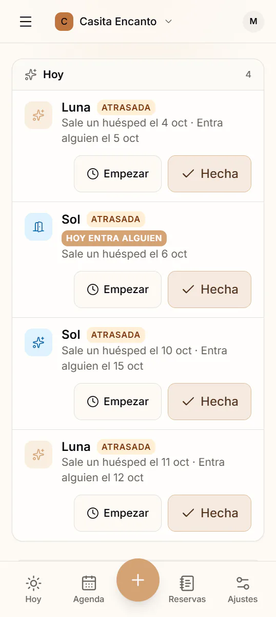Las limpiezas de Aloja en el móvil: cada alojamiento por limpiar, cuándo sale un huésped y cuándo entra el siguiente, con los botones Empezar y Hecha.