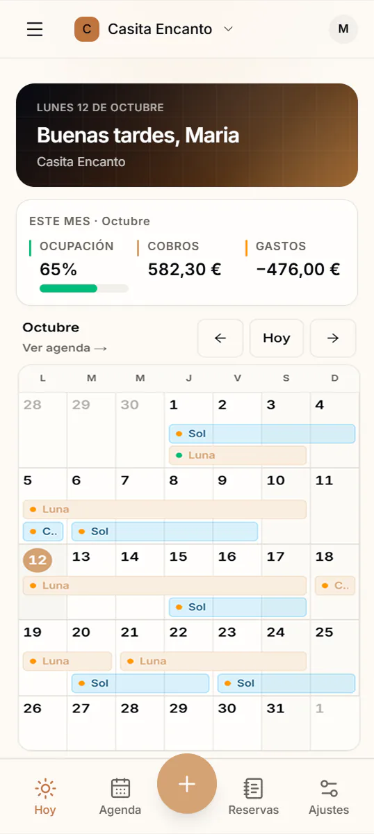 La pantalla de inicio de Aloja en el móvil: la ocupación del mes, los cobros, los gastos y el calendario de octubre con las estancias de cada alojamiento.