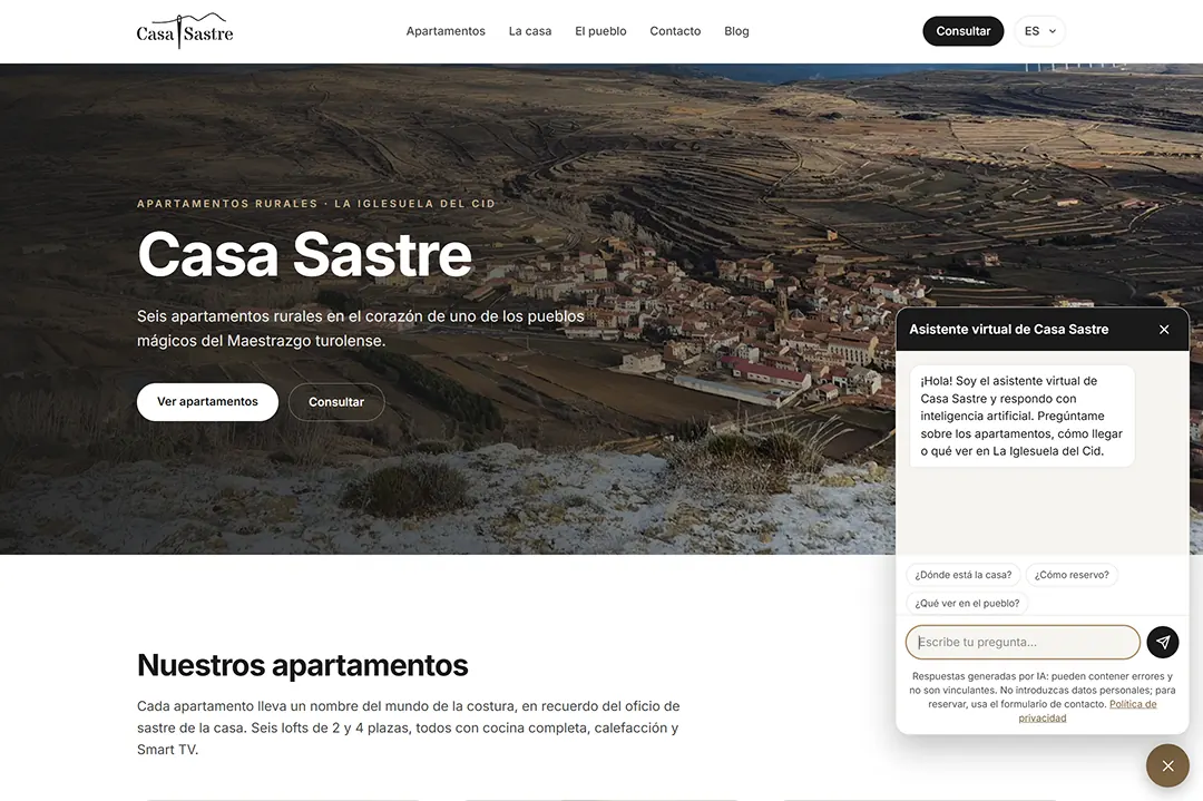 La portada de casasastre.es: «Casa Sastre, seis apartamentos rurales en el corazón de uno de los pueblos mágicos del Maestrazgo turolense», con el asistente virtual abierto a un lado.